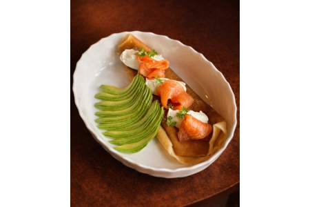 Блин с лососем и авокадо