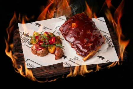 Свиные ребра под соусом BBQ и картофелем бэйби