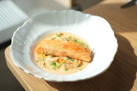 Стейк из лосося с соусом биск и бобами эдамаме